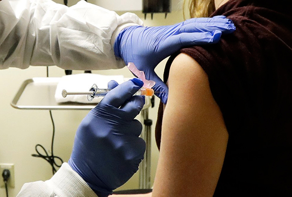 Массовое вакцинирование должно побороть ковидную заразу в России