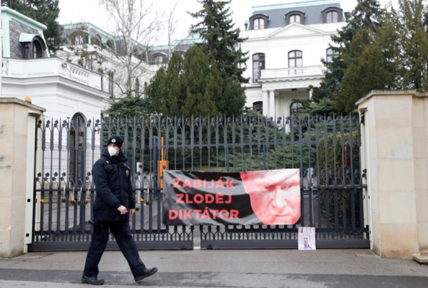 Дипломатический скандал на фоне стягивания сил Украины к Донбассу и Крыму