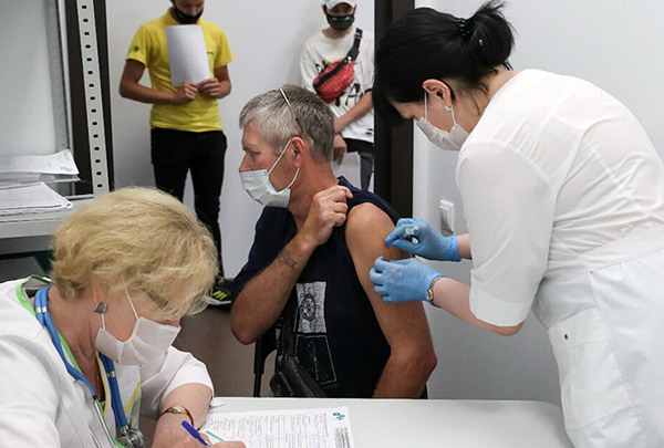 Правительство России отчиталось о введении «обязательной вакцинации» от COVID-19 в 18 регионах