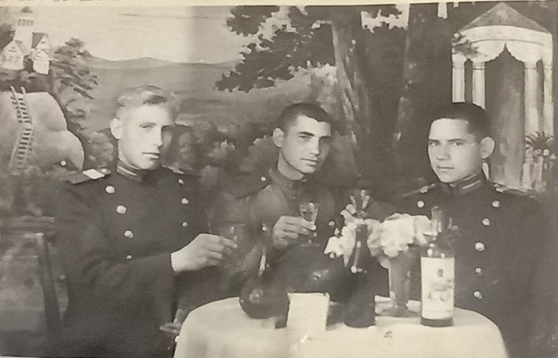 Сергей (слева) c сослуживцами