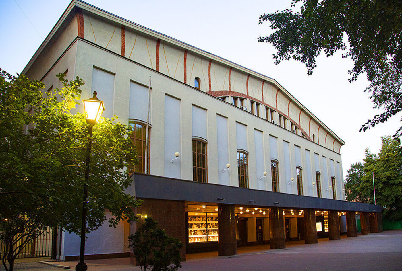 Моссовета театр официальный фото центрального входа