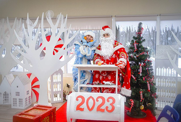 В 24 парках Подмосковья Дед Мороз ждет в гости всех желающих в своих резиденциях на новогодних каникулах
