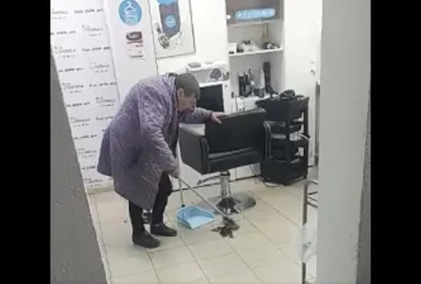 Парикмахер Анастасия Игошева в Перми из-за отсутствия денег обрила наголо 78-летнюю бабушку и заставила убирать салон