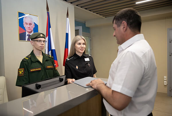 В режиме «одного окна»: в Москве заработал первый военно-социальный центр Минобороны для помощи военнослужащим
                        