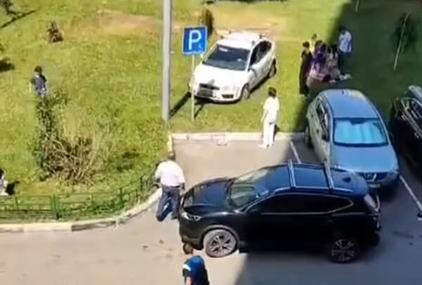 Полиция разыскивает бородача, закидавшего камнями автомобиль женщины-инвалида за замечание о парковке в Мытищах
                        